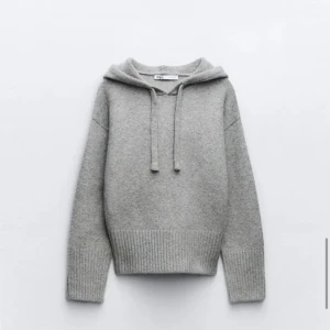 Stickad hoodie - Säljer den här jättefina hoodien från zara eftersom den inte kommer till användning💕 använt typ 3 gånger☺️