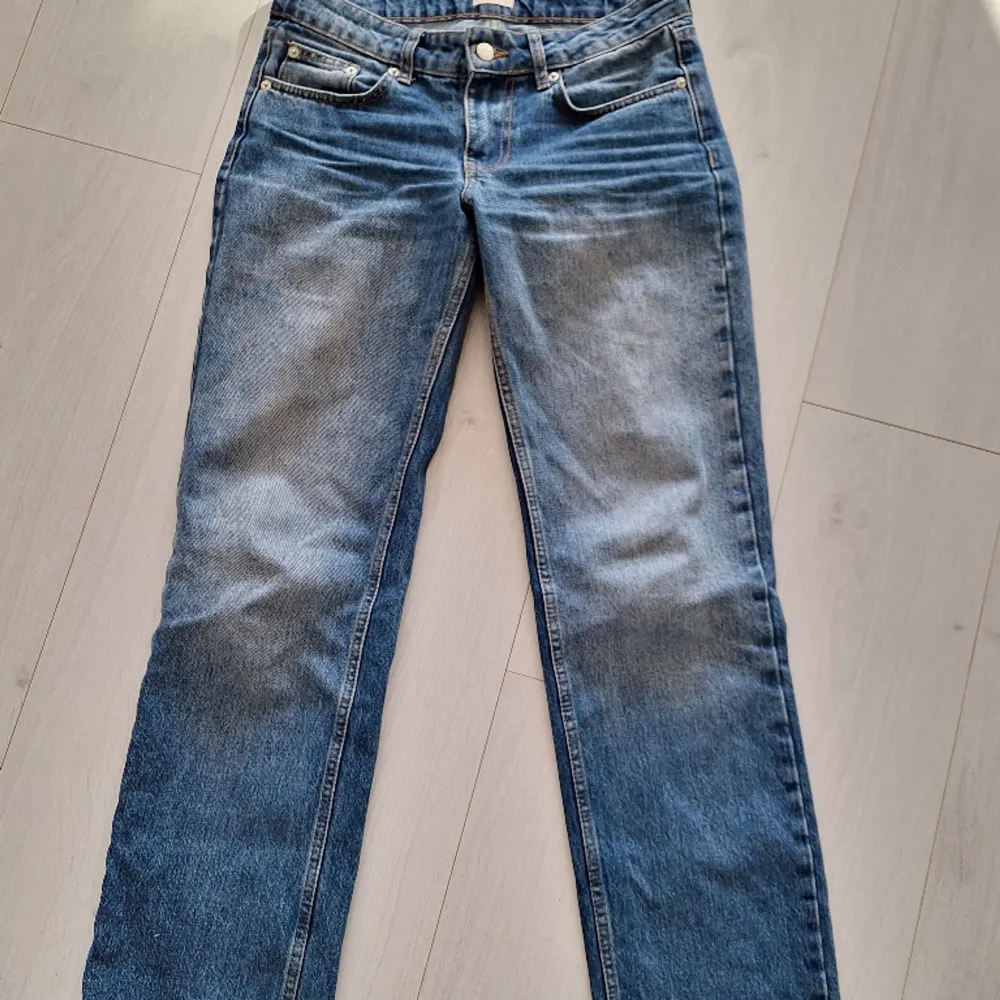 Strate Jeans från nelly i storlek 34. Använt fåtals gånger pch är i fint skick! Säljer på grund av att dom är för små.. Jeans & Byxor.
