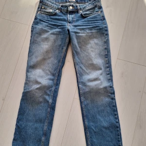 Midd waist jeans - Strate Jeans från nelly i storlek 34. Använt fåtals gånger pch är i fint skick! Säljer på grund av att dom är för små.