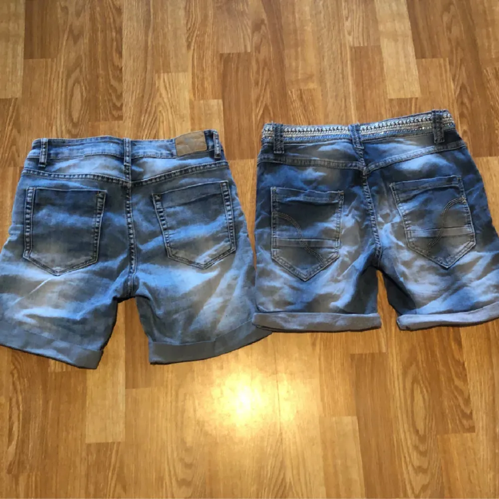 2 par shorts som är i fint med så fina detaljer. säljer båda för ett pris. passar xs/s perfekt till sommaren😀 använd görna köp nu❤️. Shorts.