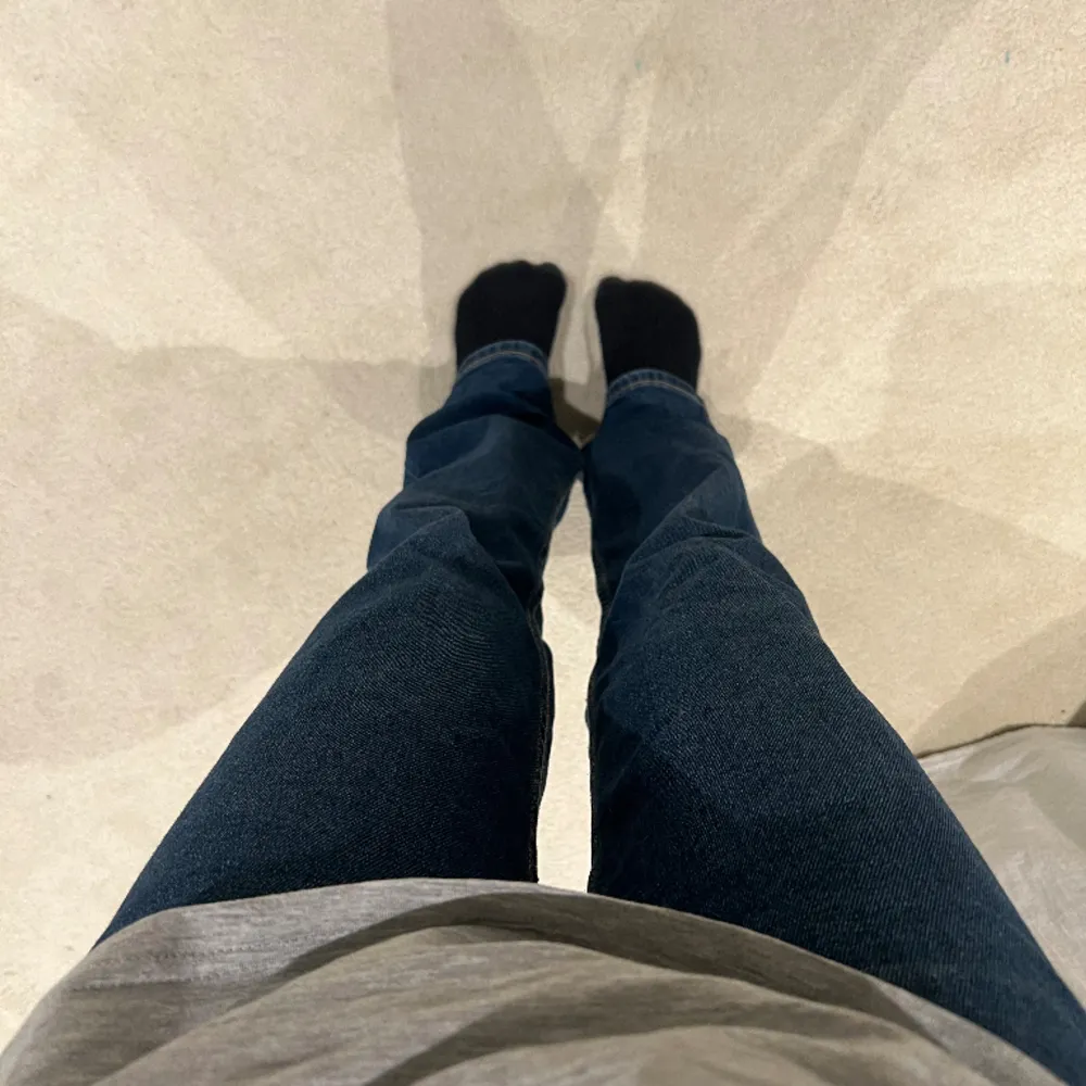 Skit snygga lågmidjade jeans! Dom är raka i benen. Pris går att diskutera! Hittar ingen storlek i dom men skulle säga att dom sitter som s ungefär . Jeans & Byxor.