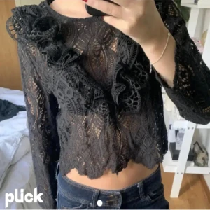 Zara blus  - så fin zara blus med volang💓 säljer då den inte kommer till användning, den är aldrig använd💓