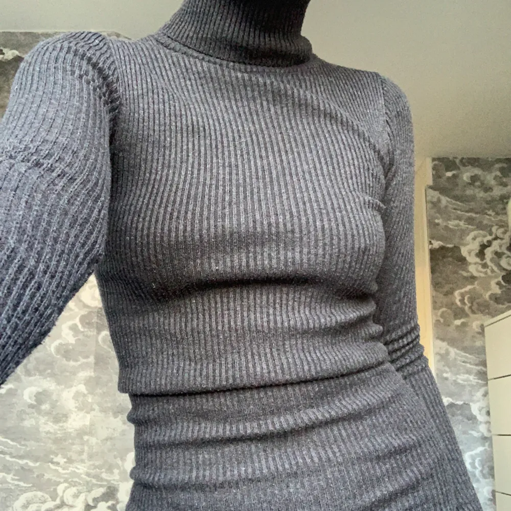 Midiklänning med polo/turtleneck👗. Klänningar.