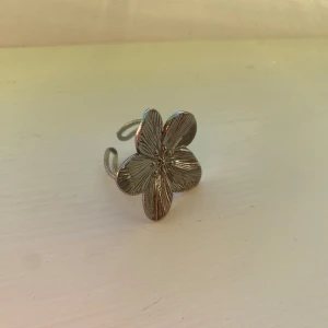 Ring - Säljer denna super fina blomringen som tyvärr inte kommer till användning. Passformen är justerbar så passar de flesta. Köparen står för frakten💞