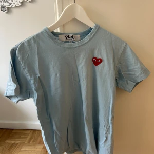 Cdg tröja sällsynt färg - Supersnygg cdg tröja, skrynklig pga att den legat i gardroben länge. Är två små hål som man ser på bild nummer 2! Nypris 1100kr