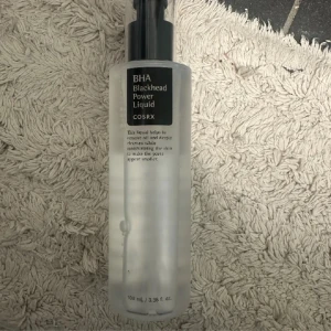 Cosrx blackhead - Säljer denna blackhead remover som enbart är använd cirka 3 pump. Den passade tyvärr inte min hud som är väldigt känslig! 