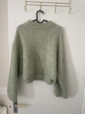 Stickad teöja - Stickad tröja från Gina med vida ärmar, något croppad. Storlek xxs men passar xs/s