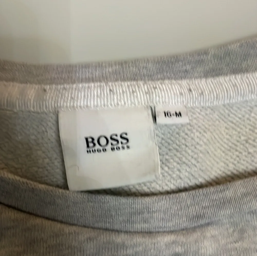 Hej säljer en Hugo boss tröja som då inte kommer till användning om det är nåt skriv bara där nere😃. Tröjor & Koftor.