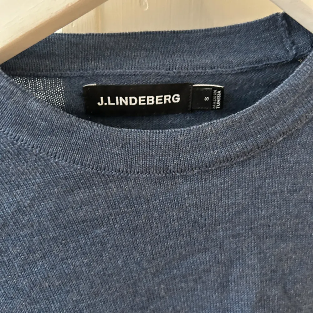 Super snygg merino tröja från J. Lindebeg. Knappt använd superfint skick! Nypris runt 1000kr. Tröjor & Koftor.