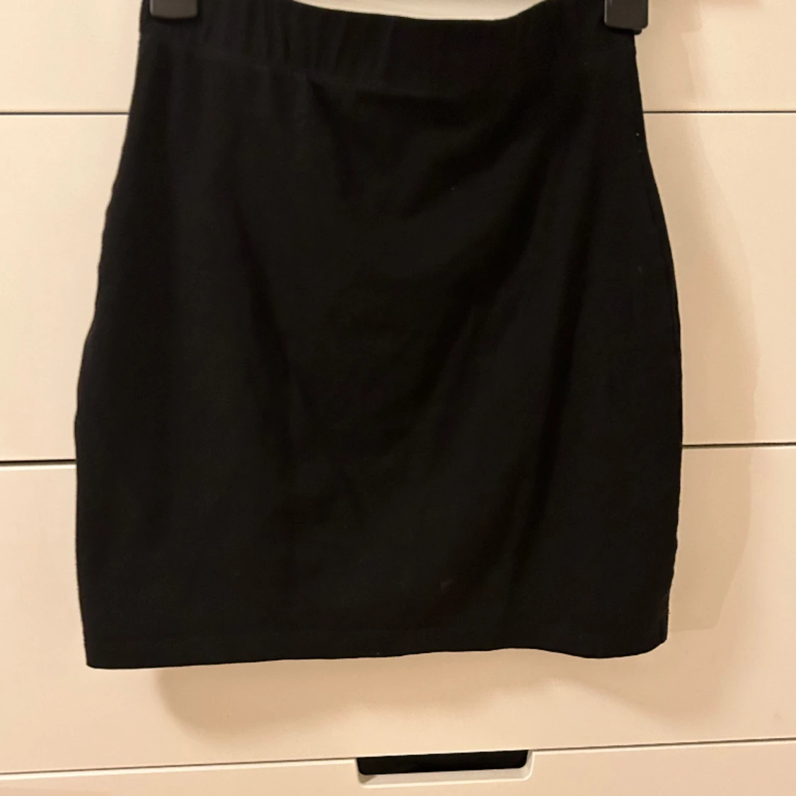 Svart minikjol med slit - 90