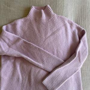 Fin ljus rosa/lila stickad tröja från &Other Stories. I princip oanvänd. Storlek S. 