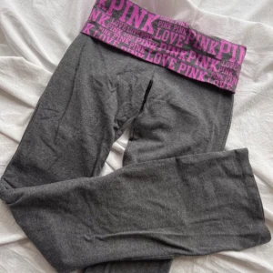 Victoria’s Secret yoga pants pink foldoover - Lågmidjade och Bootcut yoga pants från vs i storlek xs, men väldigt stetchiga.Super sköna och har perfekt passform. Innerbenslängd:80 midjemått:34(x2) + mycket stretch. Sträcker sig till ca 40cm. Vill du köpa trycker du på köp nu, jag postar inom 24h