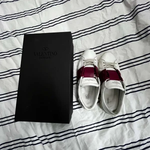 Valentino open - Riktigt fina valentino open. Dom är i stolek 43-44 och allt og följer med. Skriv vid minsta lilla fråga!