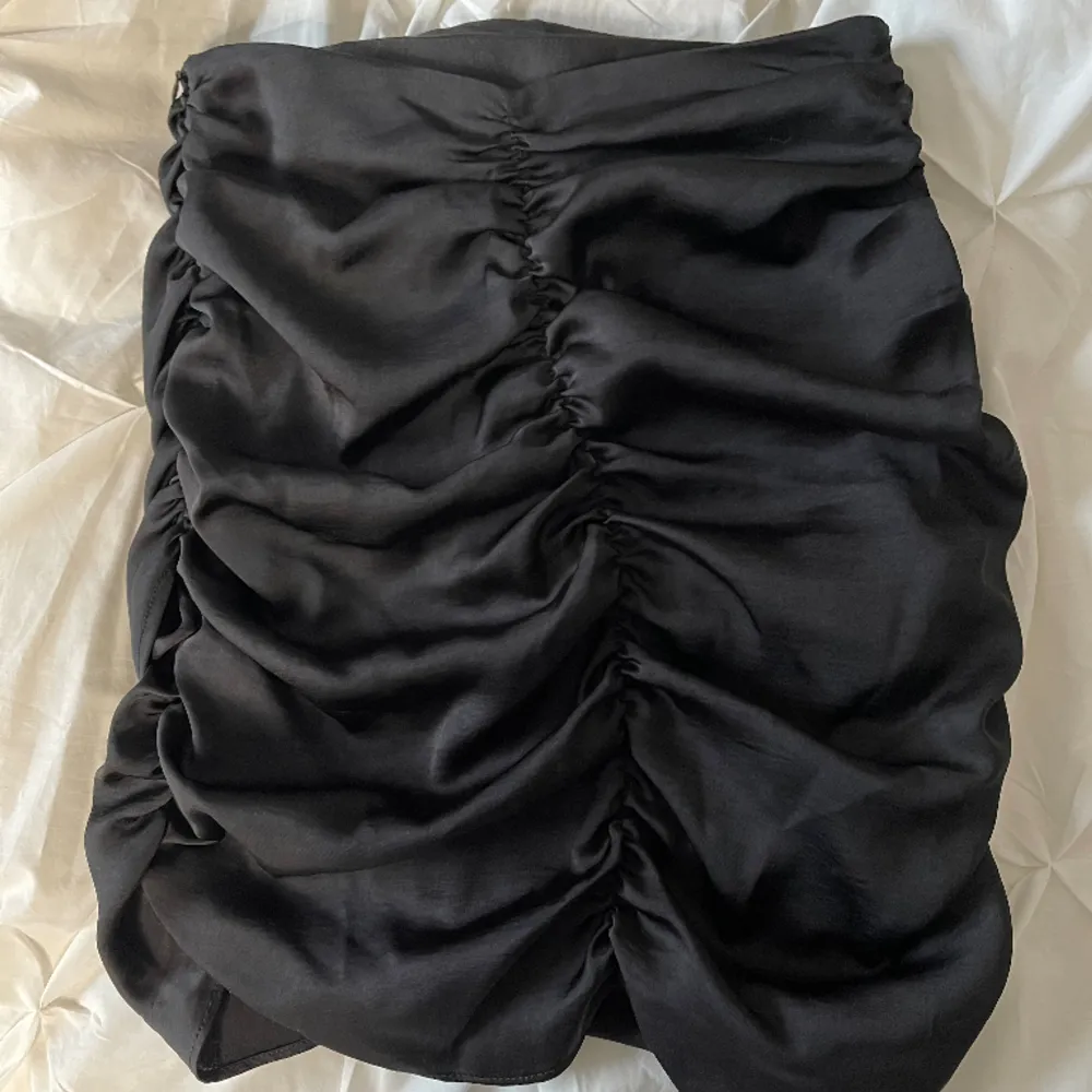 Kort tight kjol från Zara, räfflad på baksidan. Använd ett par gånger. . Kjolar.