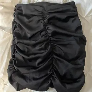 Kort tight kjol från Zara, räfflad på baksidan. Använd ett par gånger. 