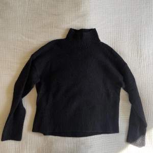 Fin svart stickad tröjans polokrage från &Other Stories. Mycket sparsamt använd. Storlek S. 