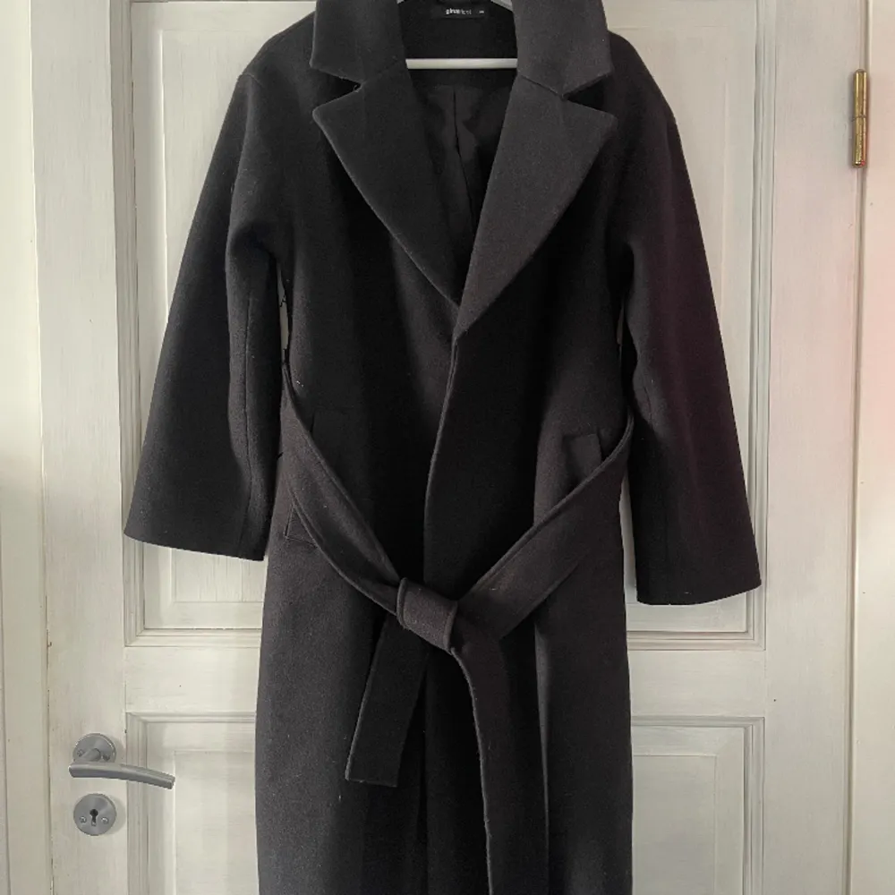Säljer min fina långa kappa från ginatricot som är helt slutsåld🌟 köptes i höstas för 800kr, säljer för 400!. Jackor.