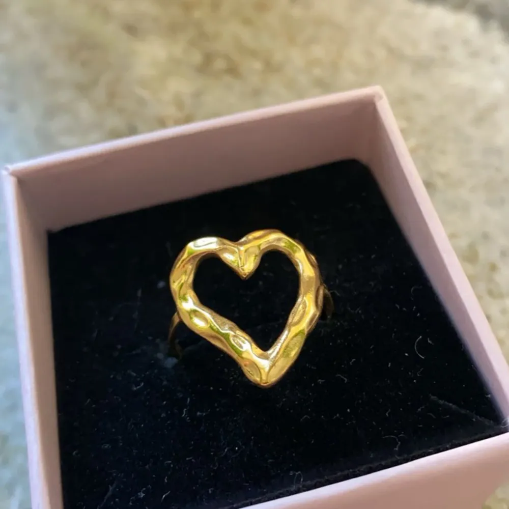 Heart ring- guldpläterad i 18k guld. Övrigt.