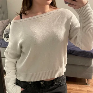 Off shoulder tröja - Fin vit off shoulder tröja köpt från plick😋Fint skick och skön att ha på sig. Kontakta mig om ni har några frågor<3