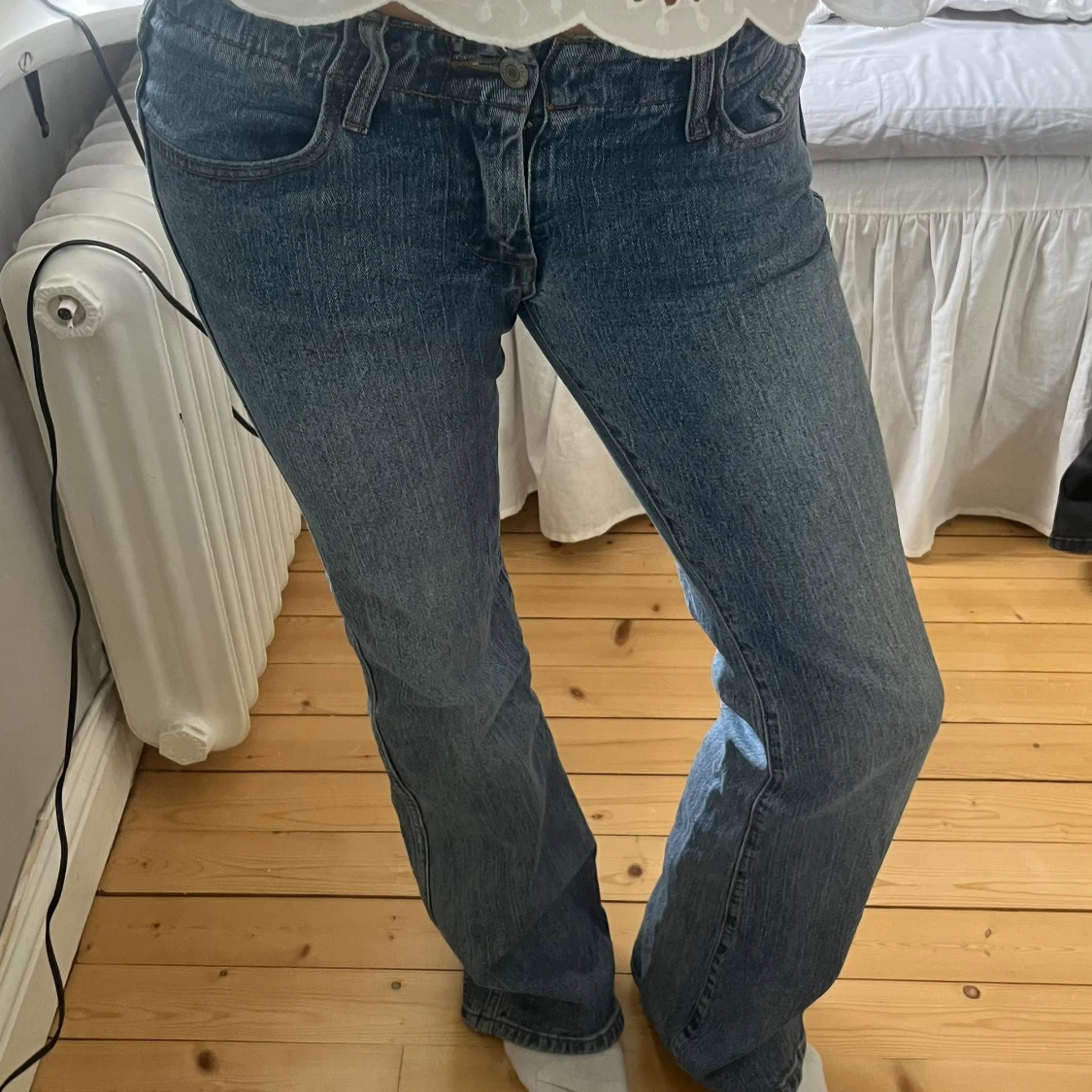 Mörkblåa lågmidjade jeans