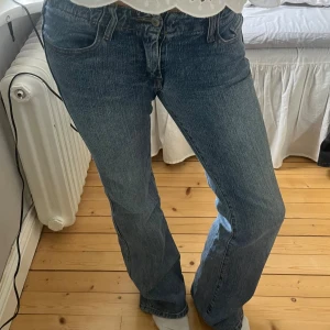 Mörkblåa lågmidjade jeans - Säljer mina fina jeans från J.GALT i storlek S, hör av dig vid frågor eller flera bilder💕