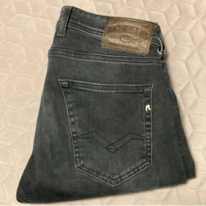 Replay Grover svarta jeans - Säljer dessa feta Replay Grover jeans. Slim fit och passar för dom mellan 170-180cm. Storlek 30/30