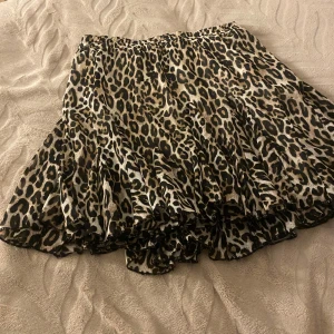  Leopard kjol  - En leopard kjol från amisu i storlek 36. Inbyggd vit kjol då det lyser igenom annars.  