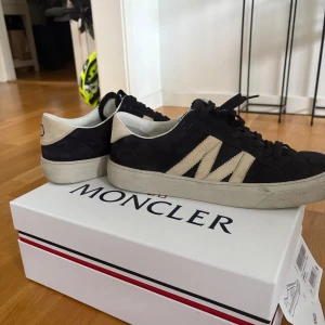 Moncler skor - Skor i mycket bra skick, smutsiga för tillfället men ingen skada eller slitage. Storlek 46 men passar även 45