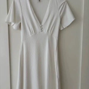 Vit kort klänning - Supersöt vit klänning som är ganska stretchig i materialet. Endast använd en gång och har inga tecken på användning💓💓
