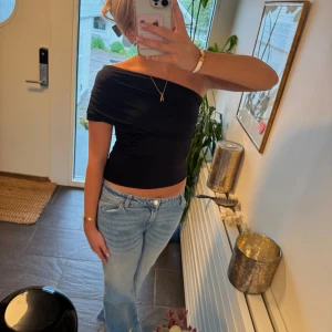 Svart offshoulder topp - Från H&M i storlek M