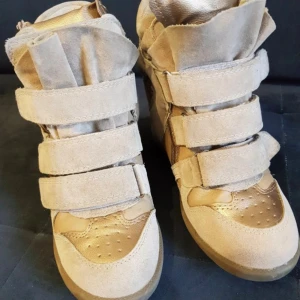 Isabel Marant liknande skor - Gråa/beigea Isabel Marant liknande skor i storlek 39, skit snygga o köpta i spanien💗((hej de här är undanlagda tyvärr men har ett par me guld o beige, första två bilderna! Om du e intresserad skriv gärna till mig))