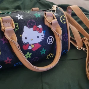 Hallo Kitty väska - Liten söt växa med axelbandsrem, motiv med Hallo Kitty