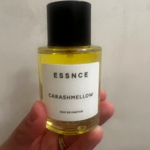 ESSNCE Carashmellow Eau de Parfum - Doften Carashmellow, en Eau de Parfum från Essnce. Flaskan rymmer 50 ml och jag har endast tagit 5 testsprut.