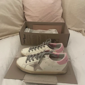 Rosa Golden Goose skor - Säljer nu mina rosa Golden Goose skor som tyvärr är för små för mig, pris är inte hugget i sten! Fråga vid funderingar 💗