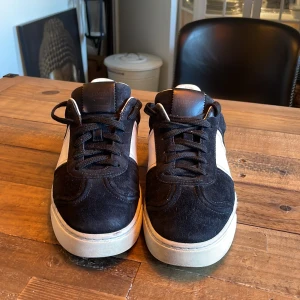 Valentino flycrew 38 39 - Tjena säljer ett par tvär feta Valentino flycrew skor. Bra skick säljer på grund av att jag har tröttnat på dom. Har haft dom i en sommar. Priset är inte hugget i sten och om du undrar nått så är det bara att kontakta 