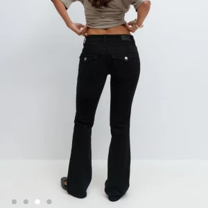Svarta bootcut jeans från Gina tricot - Säljer mina svarta jeans från Gina, storlek 34, dom är lite urtvättade så skriv för mer bilder! Annars fint skick