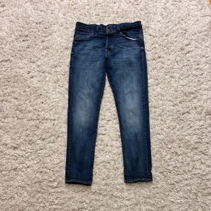 Mörkblå jeansbyxor från jack&jones  - Säljer ett par skor snygga jeans från jack&jones, de har en skit snygg tvättning på framsidan och sitter jätte najs. 