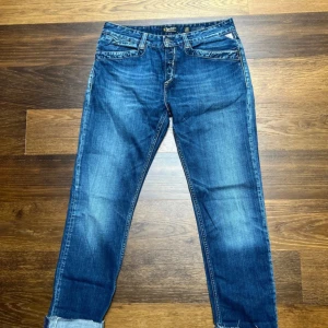 Blå Replay jeans  - Säljer dessa fina Replay jeans dam, i storlek 30/32. Längd 99 cm, bredd 42 cm. Skick 8/10! Priset är inte hugget i sten. Hör av dig vid frågor! Fraktar oftast samma dag😁