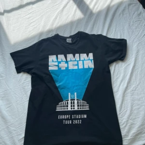 Rammstein Europe Stadium Tour 2022 t-shirt - Svart t-shirt från Rammstein Europe Stadium Tour 2022-tryck fram och turnédatum bak. 72 cm lång 52 cm från sida till sida. 