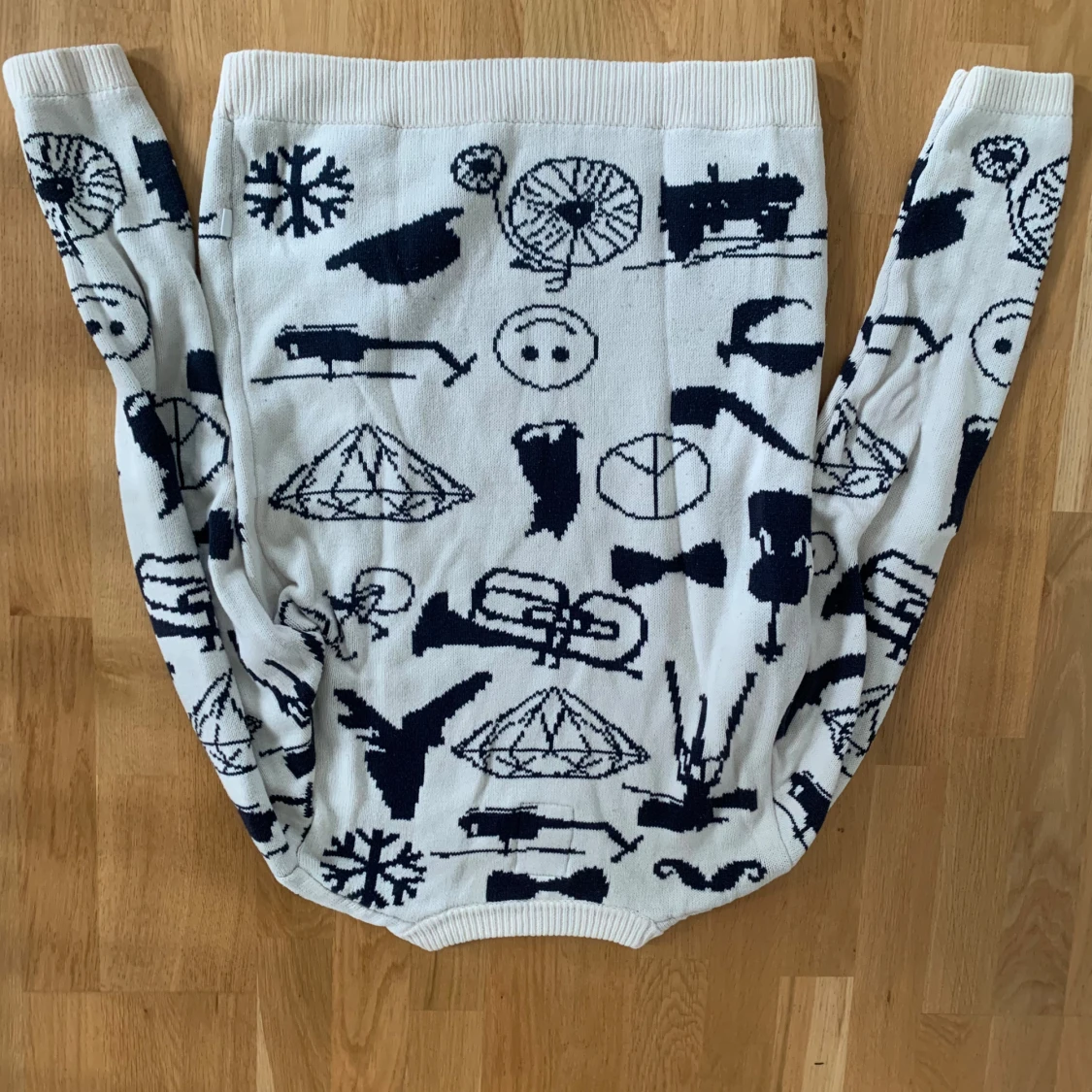 Vit stickad tröja med svarta motiv Mouli - 1