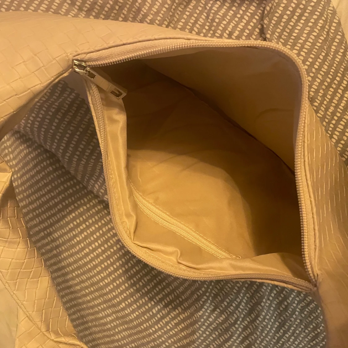 Beige axelväska med flätad look - 2