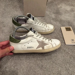 Golden Goose superstar  - Hej! Säljer nu dessa väldigt populära och eftertraktade golden goose skorna! Storlek   41! Skick 8/10! Box och kort medföljer vid köp, Ny pris= 5000 kr Säljs för= 1799 kr 