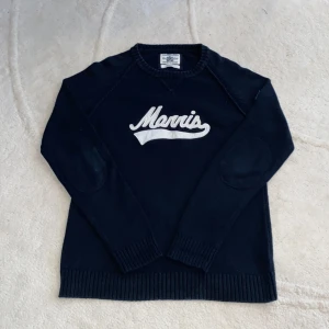 Mörkblå tröja från Morris - Säljer en snygg mörkblå tröja från Morris med vit broderad text på framsidan. Tröjan har inga defekter och mycket försiktig använt. Skriv gärna vi ytterligare frågor⚜️