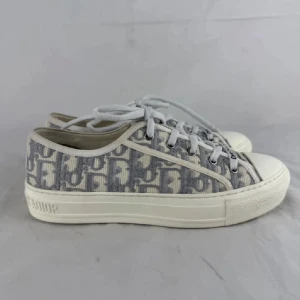 Christian Dior Skor - Säljer ett par grå och vita sneakers från Christian Dior. Snygga och perfekta nu till sommaren. Kommer bli nya trenden inför sommaren!🤩Storlek på skorna är: 37 och skicket är så gott som nya! Hör av dig vid frågor🙏💕