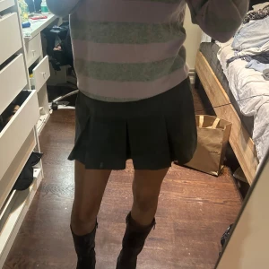 Mörkgrå plisserad minikjol - Minikjol från Zara, passsr perfekt till en gossip girl halloween dräkt eller bara en gullig outfit! I jätte bra skick och sån snygg modell!!