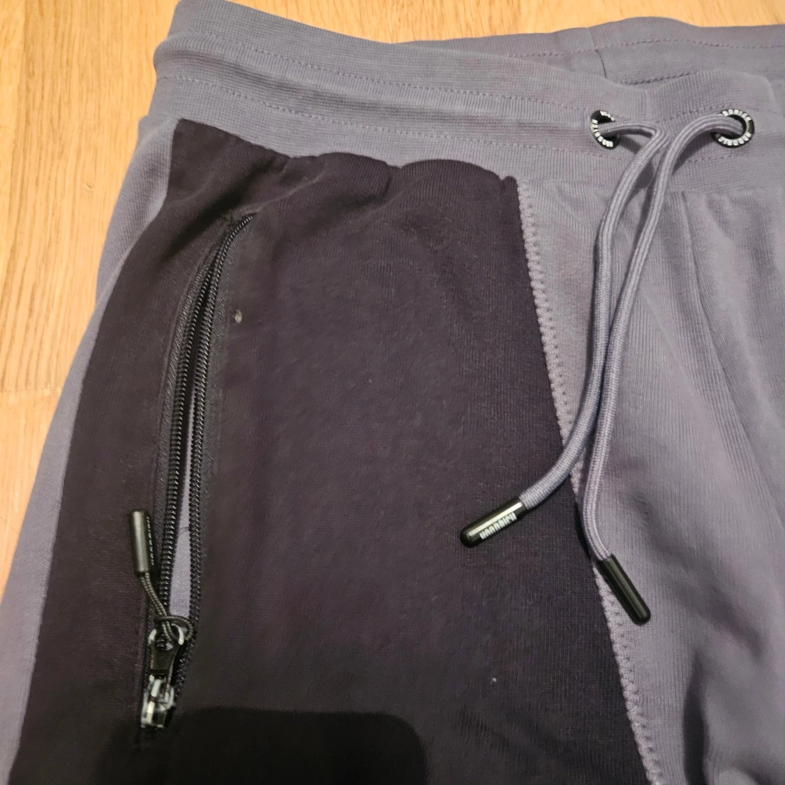 Grå Hoodrich mjukisbyxor med svarta detaljer - 2