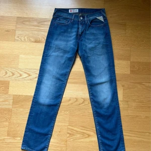 Blå Replay jeans - Säljer dessa feta Replay Jeans i storlek 30/32!  Skick 9.5/10! Inga defekter.   Nypris 1200 kr, priset är inte hugget i sten.   Hör av dig vid frågor!  Fraktar oftast samma dag😁