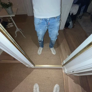 Dsquared jeans med slitningar - Feta jeans me mkt slitningar från dondup sitter najs om due 75kg+
