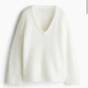 Mohair tröja - Så fin tröja från hm i mohair, aldrig använd så i gott skick. Nypris är 800kr ❤️