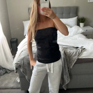 2 st Svart satin tubtopp  - Snygg svart satin tub topp från Chiquelle i storlek small kommer inte tillanvändning 💗